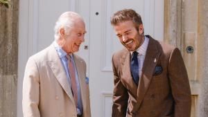 König Charles und David Beckham lachen