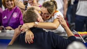 EM 2024: Lena Wurzenberger küsst DFB-Coach Julian Nagelsmann beim Eröffnungsspiel Deutschland-Schottland 