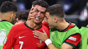 Cristiano Ronaldo weint nach dem missglückten Elfmeter im EM-Spiel zwischen Portugal und Slowenien