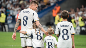 Toni Kroos mit seinen drei Kindern auf dem Platz von hinten