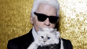Karl Lagerfeld küsst seine Katze Choupette