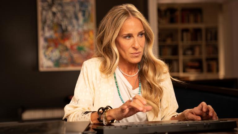 Sarah Jessica Parker als Carrie Bradshaw in "And just like that ..." ernst am Computer