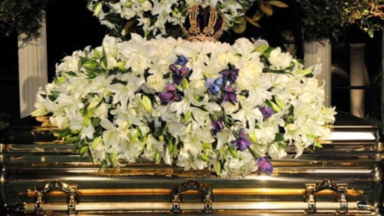 Am 03. September hat Michael Jackson endlich seine letzte Ruhe gefunden. Der "King of Pop" wurde auf dem "Forest Lawn"-Friedhof in Kalifornien beigesetzt. Sein goldener Sarg wurde mit üppigem Blumenschmuck und sogar einer Krone bedeckt